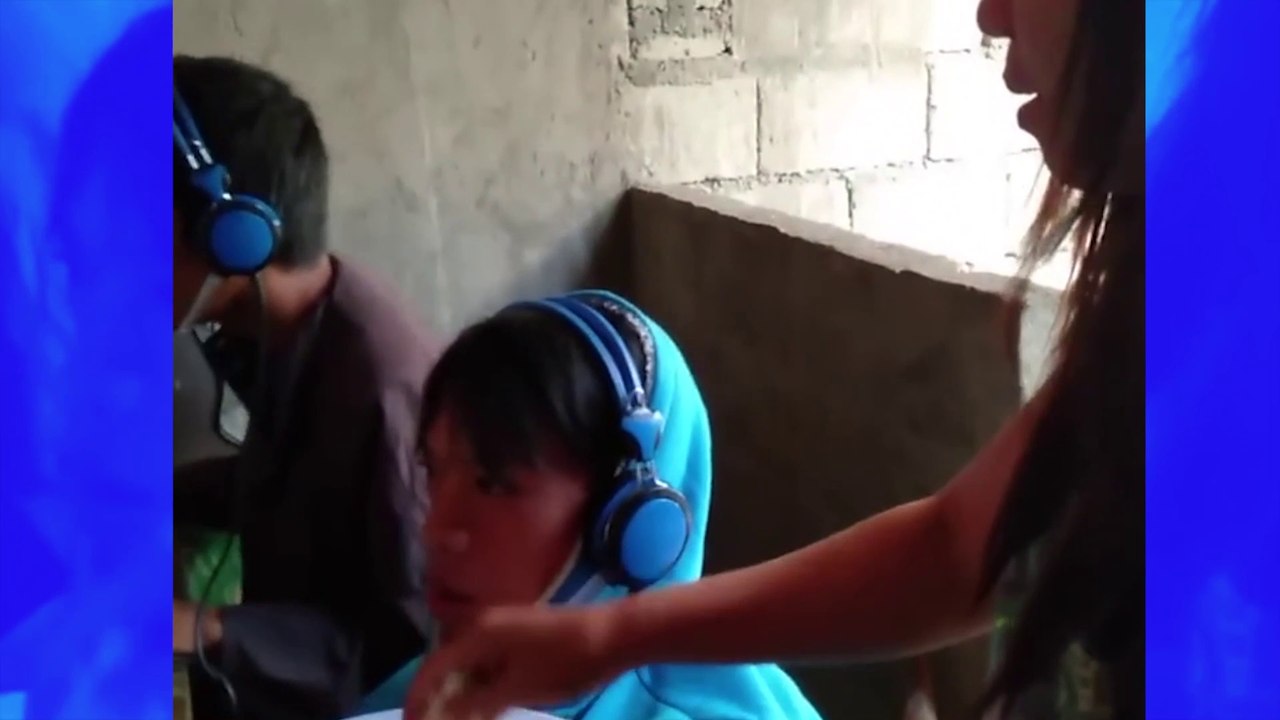 Une maman donne la becquée à son fils qui oublie de se nourrir, complètement accro aux jeux vidéo