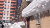 Bitlis’te 70 köy yolu ulaşıma kapandı, tek katlı evler kar hapsinde