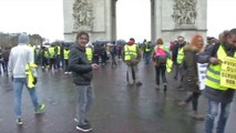 Les gilets jaunes bloquent la circulation en haut de l'avenue des Champs-Élysées