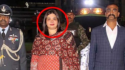 அபிநந்தனுடன் வீர நடை போட்ட அந்த பெண்மணி யார்?- வீடியோ