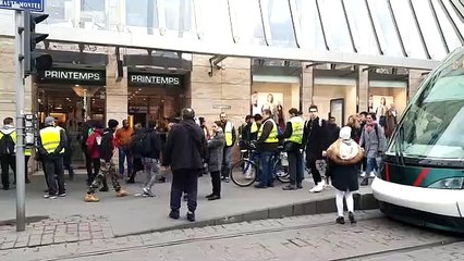 Strasbourg : gilets jaunes devant le Printemps et présence policière