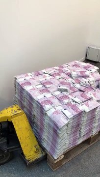 Cette salle est remplie de tonnes de faux billets