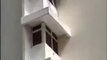 Un enfant chute d'un balcon au 17ème étage à Singapour. Sauvé par le tapis gonflable des pompiers