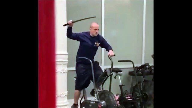 Ce fou s’entraîne en salle de sport avec un katana !