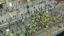 Les gilets jaunes défilent dans le calme depuis l'Arc de Triomphe