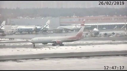 Descargar video: Un avion en plein dérapage sur une piste de l'aéroport de Moscou