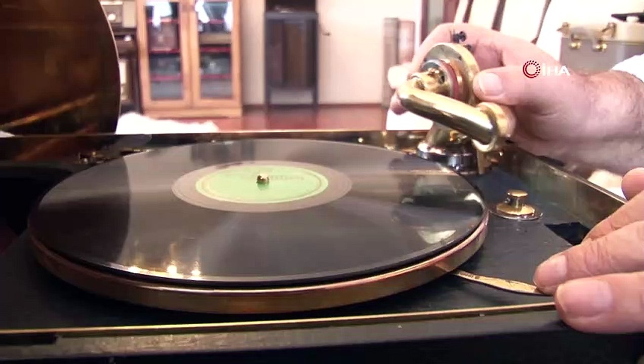 Zeki Müren İle Başladı, Yaklaşık 2 Bin Taş Plak Biriktirdi