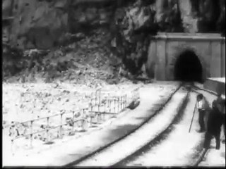 Auguste & Louis Lumière: Carrare. Train sortant d’un tunnel (1896)