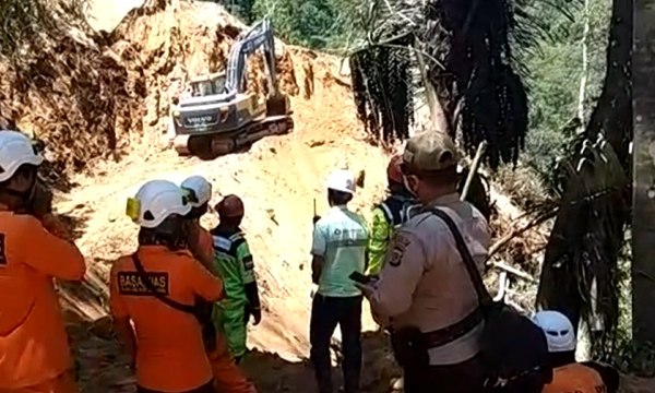 Dilarang Pantau Proses Evakuasi Longsor Tambang Emas, Keluarga Korban Protes