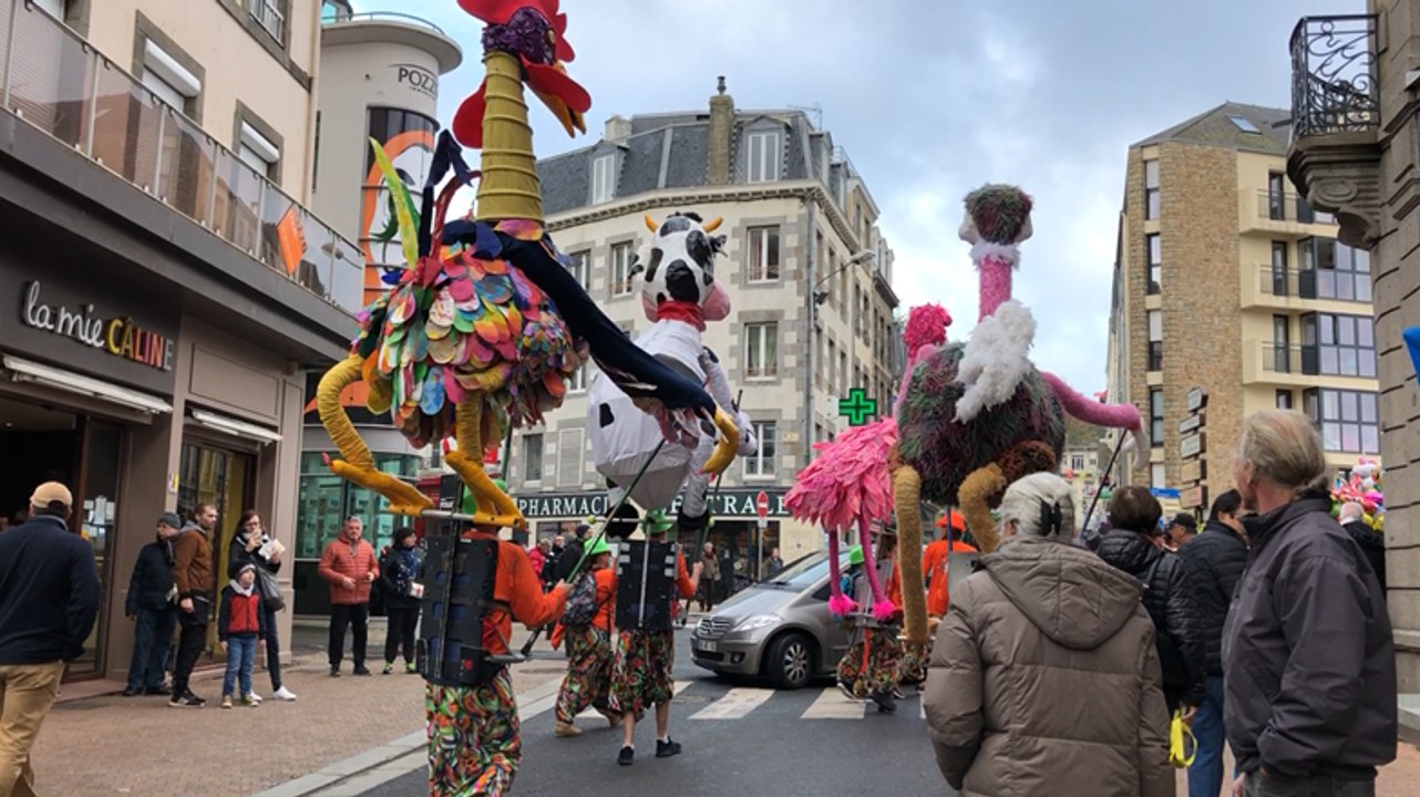 Fanfares et drôles de personnages sur le marché