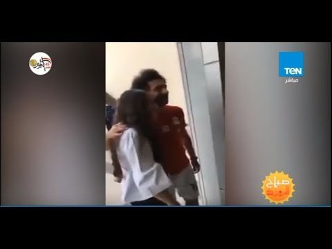 محمد صلاح يحتضن معجبة بكت لحظة رؤيته.. واللاعب يمازحها هو أنا لسه كلمتك