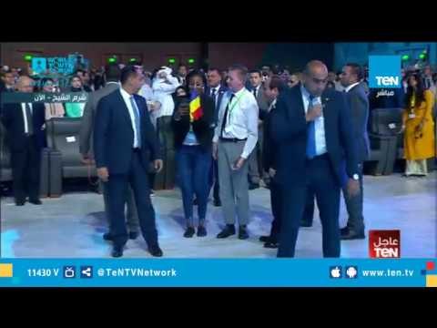 السيسي يلتقط صورة سيلفى مع بعض المشاركين فى جلسة قادة العالم فى بناء واستدامة السلام