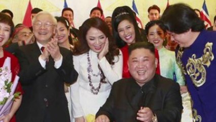베트남 환영만찬서 활짝 웃는 김정은 사진 공개 / YTN
