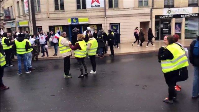 Bar-le-Duc : un groupe de gilets jaunes devant l'église Saint-Jean