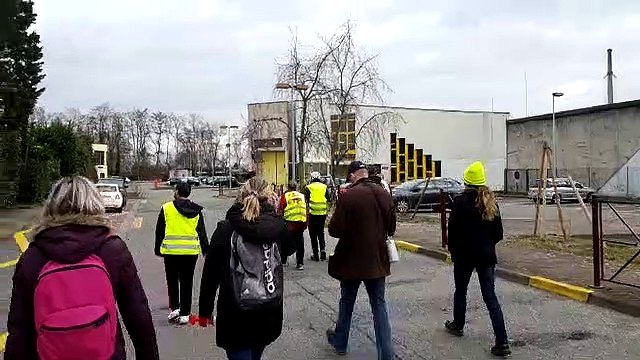 Le cortège des gilets jaunes approche des portes de la maison d'arrêt de l'Elsau à Strasbourg