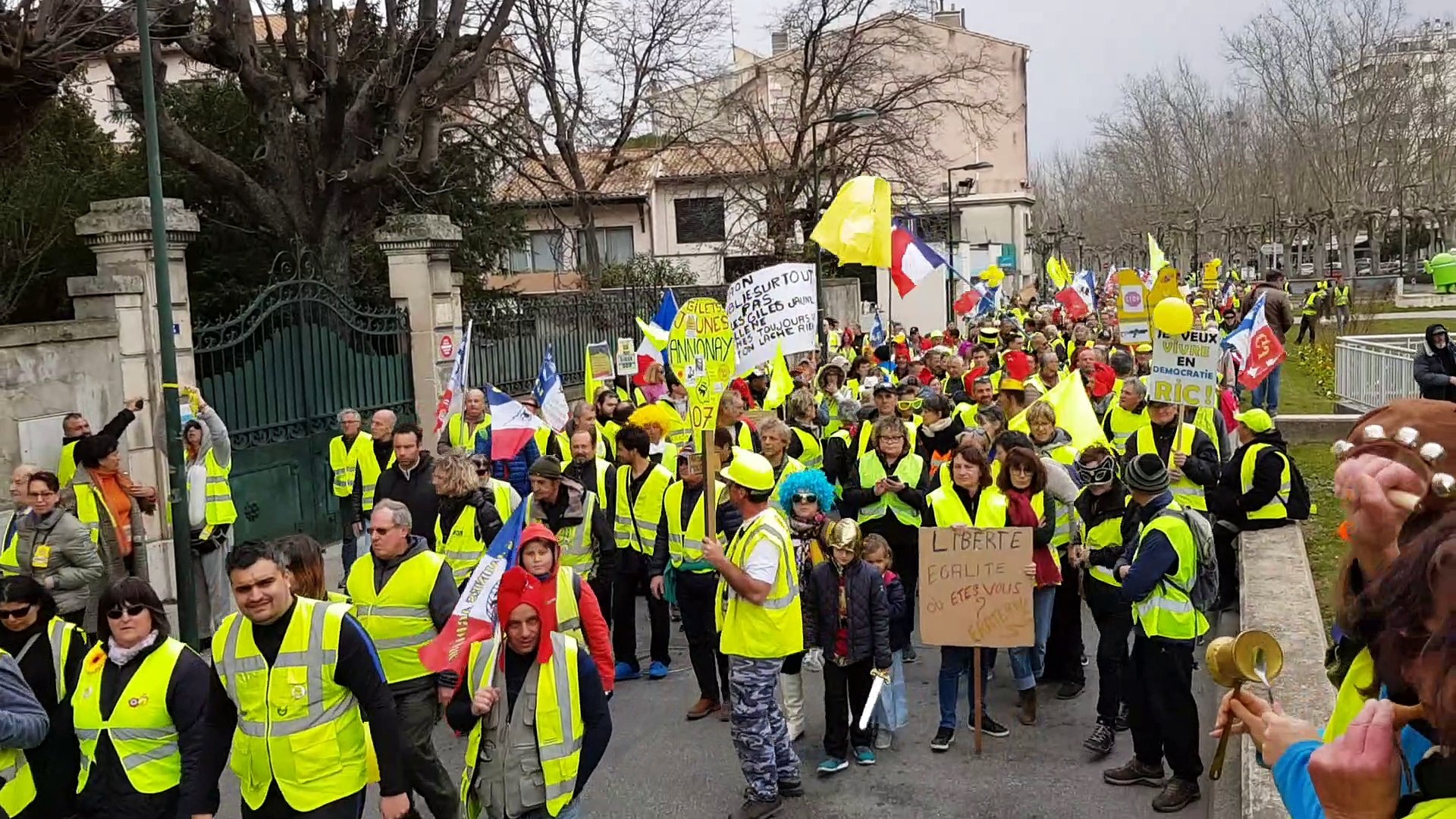 Les gilets jaunes manifestent à Montélimar - Vidéo Dailymotion