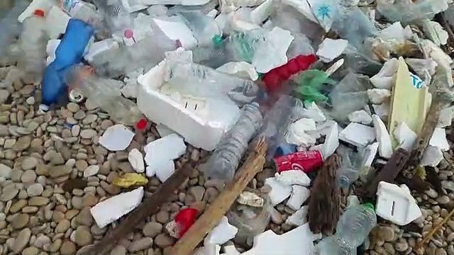 Bisceglie: la mareggiata svela centinaia di rifiuti plastici, a rischio salute