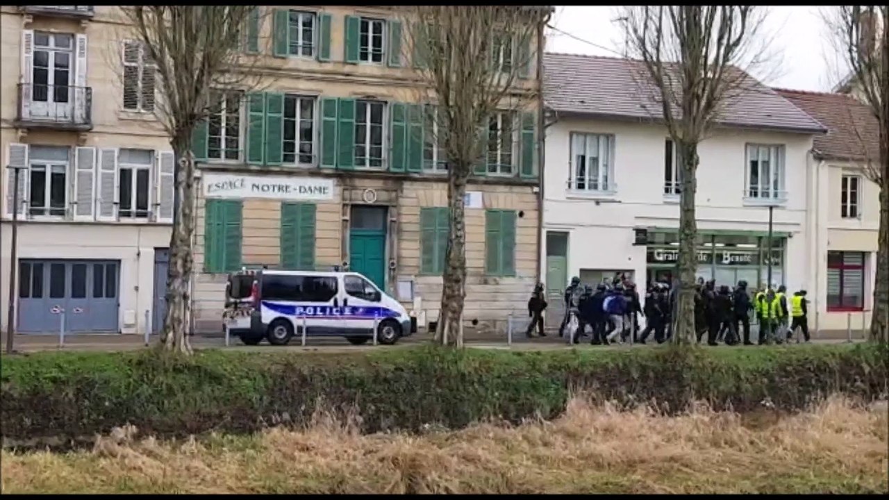 Les gendarmes escortent des gilets jaunes vers la gare SNCF de Bar-le-Duc