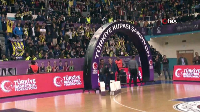 Şampiyon Fenerbahçe kupasını aldı