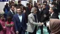 Beyoğlu Belediye Başkanı Ahmet Misbah Demircan, Tuzla’da okurları için kitabını imzaladı