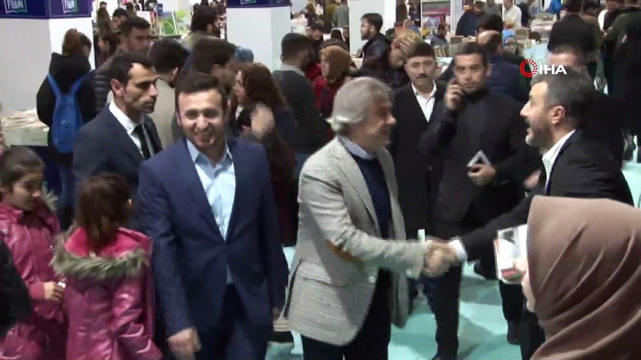Beyoğlu Belediye Başkanı Ahmet Misbah Demircan, Tuzla’da okurları için kitabını imzaladı