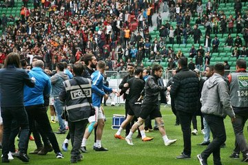 Amed Sportif-Sakaryaspor Maçında Ortalık Karıştı!