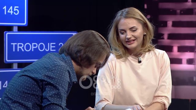 Mos i fol shoferit - Ups! Mësoni si të gjuani një djalë në bibliotekë