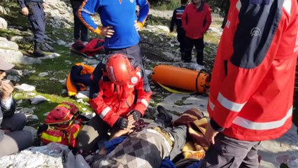 Kayalıklardan düşen çobanın kurtarılması - ANTALYA