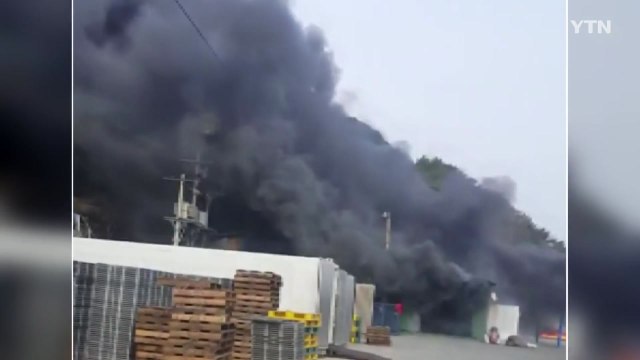 건조한 날씨에 화재 잇따라...승합차 전복 11명 부상 / YTN