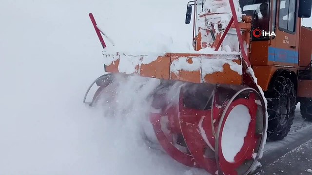 Van-Bahçesaray yolunda kar kalınlığı yer yer 6 metreyi buldu