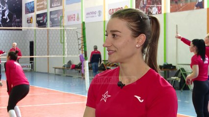 Në shtëpinë tonë/ Flori bën një “Sfid” me kampionen e Volejbollit Çezarina Xheka