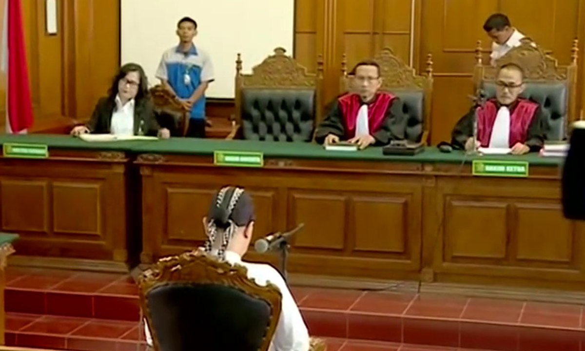 Selebritas Senior Jenguk Ahmad Dhani di Rutan Medaeng - Video Dailymotion