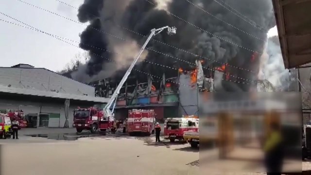 청주 냉동 물류 창고 불...2시간 만에 진화 / YTN