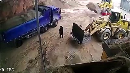 Operatör fark etmedi, kadını ‘kepçeledi’