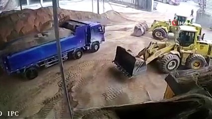 - Çinli Kadın Buldozer Kepçesiyle Kumla Beraber Kamyona Boşaltıldı