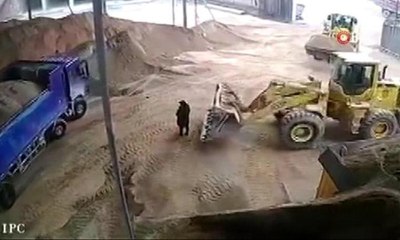 Çinli kadın buldozer kepçesiyle kumla beraber kamyona boşaltıldı