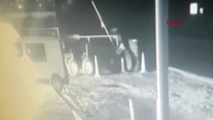 Park Halindeki 2 Minibüsü Benzin Döküp Yaktı