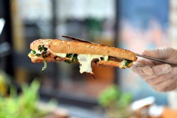 Hastane Yöneticiliğini Bırakıp Tostçu Oldu