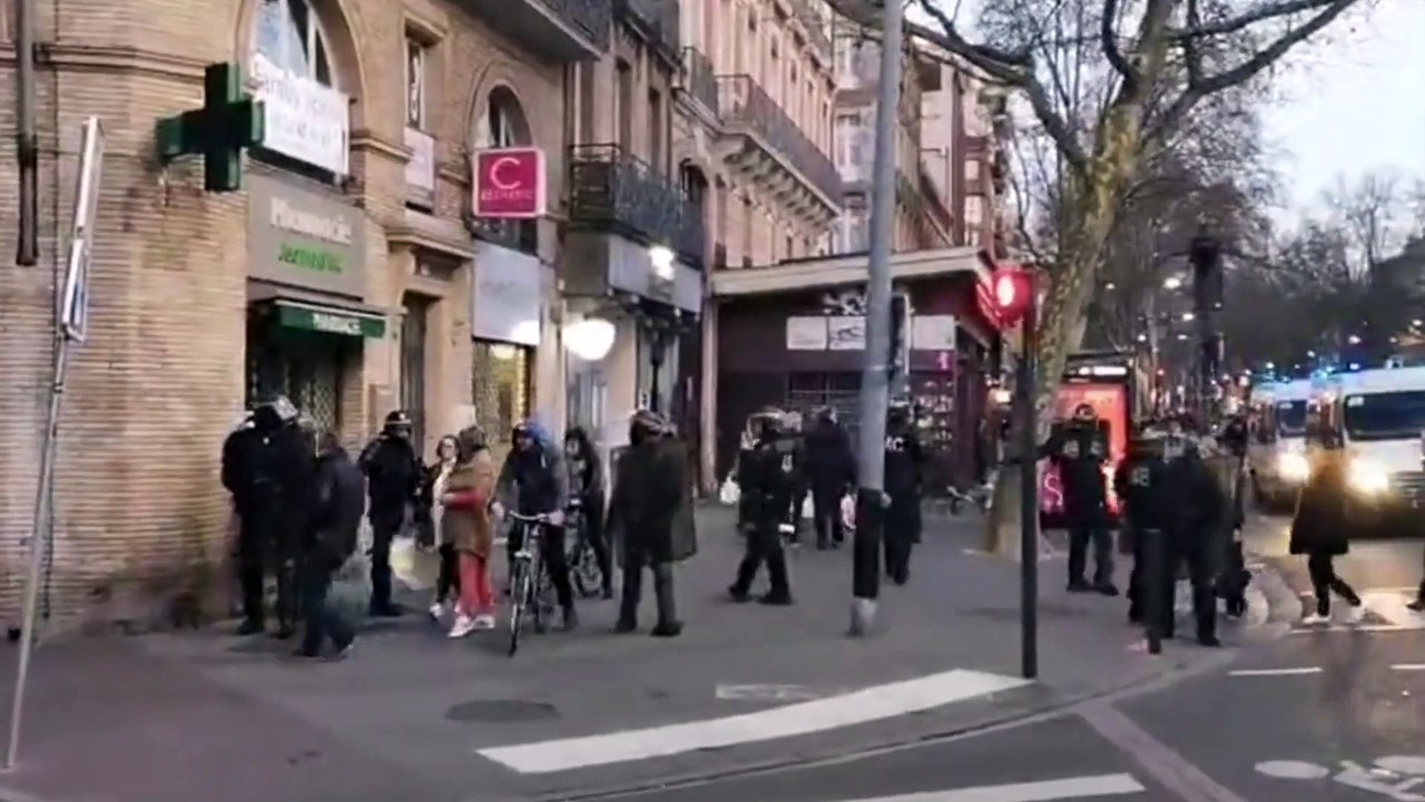 VIDEO - Un couple de passants matraqué par des CRS lors de la manif des Gilets jaunes à Toulouse