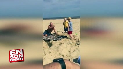 Kumsalda çocuğuna eşek şakası yapan baba