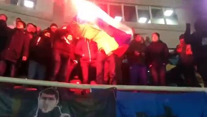 Фанаты Шахтера жгут флаг агрессора РФ — России Фашистской.