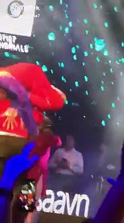 Jasmine Sandlas Sex - garry sandhu jasmine sandlas Viral Video when he lift her on stage - video  Dailymotion