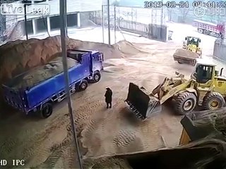 Kumla Beraber Kadını da Kamyona Yükleyen Kepçe Operatörü