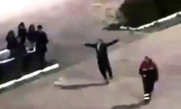 Hipodromda yarışı izlerken kendinden geçti