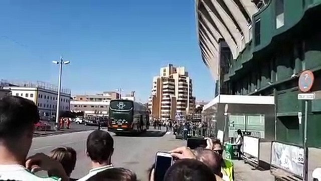 Betis-Getafe: Llegada del autobús del Betis al Benito Villamarín