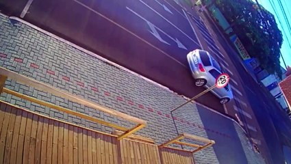 Poste é danificado após ser atingido por carro no Claudete