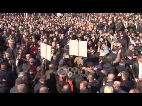 Ora News - Policia refuzon lejen për protestën e opozitës, PD: S'ju kemi kërkuar leje!