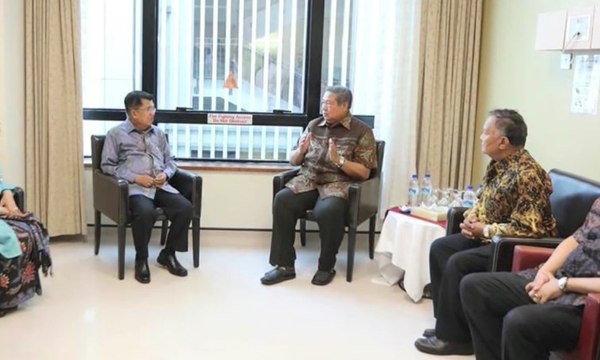 Jusuf Kalla Bersama Istri Jenguk Ani Yudhoyono