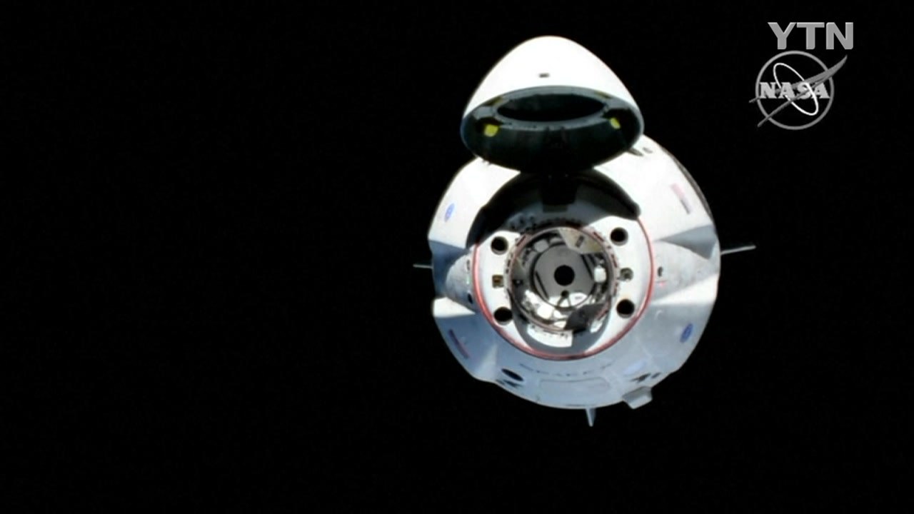 민간 우주선 '크루 드래곤', 우주정거장 안착 / YTN