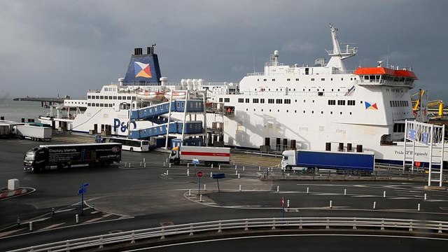 Calais: migranti tentano di attraversare la Manica